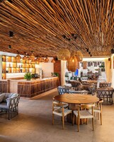 2 bares, bar junto a la piscina