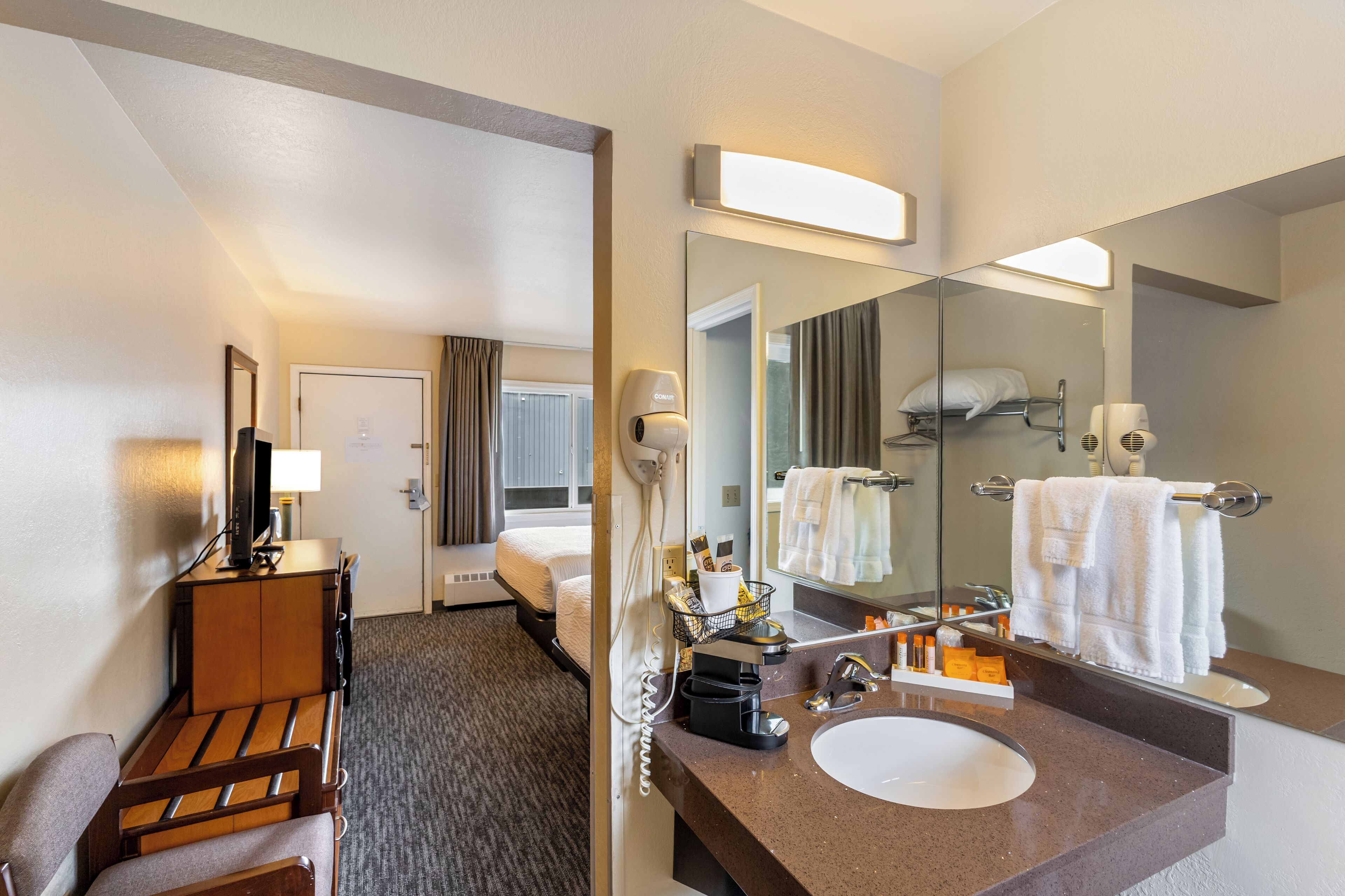 Combined shower/bathtub, free toiletries, hair dryer, towels