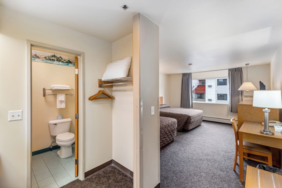 Annex | 1 bedroom, desk, laptop workspace, blackout drapes