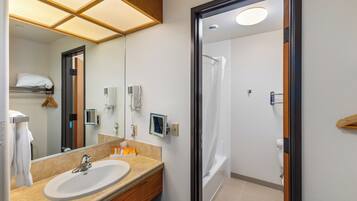 Ein modernes Badezimmer mit Waschbecken, Spiegel und Dusche.