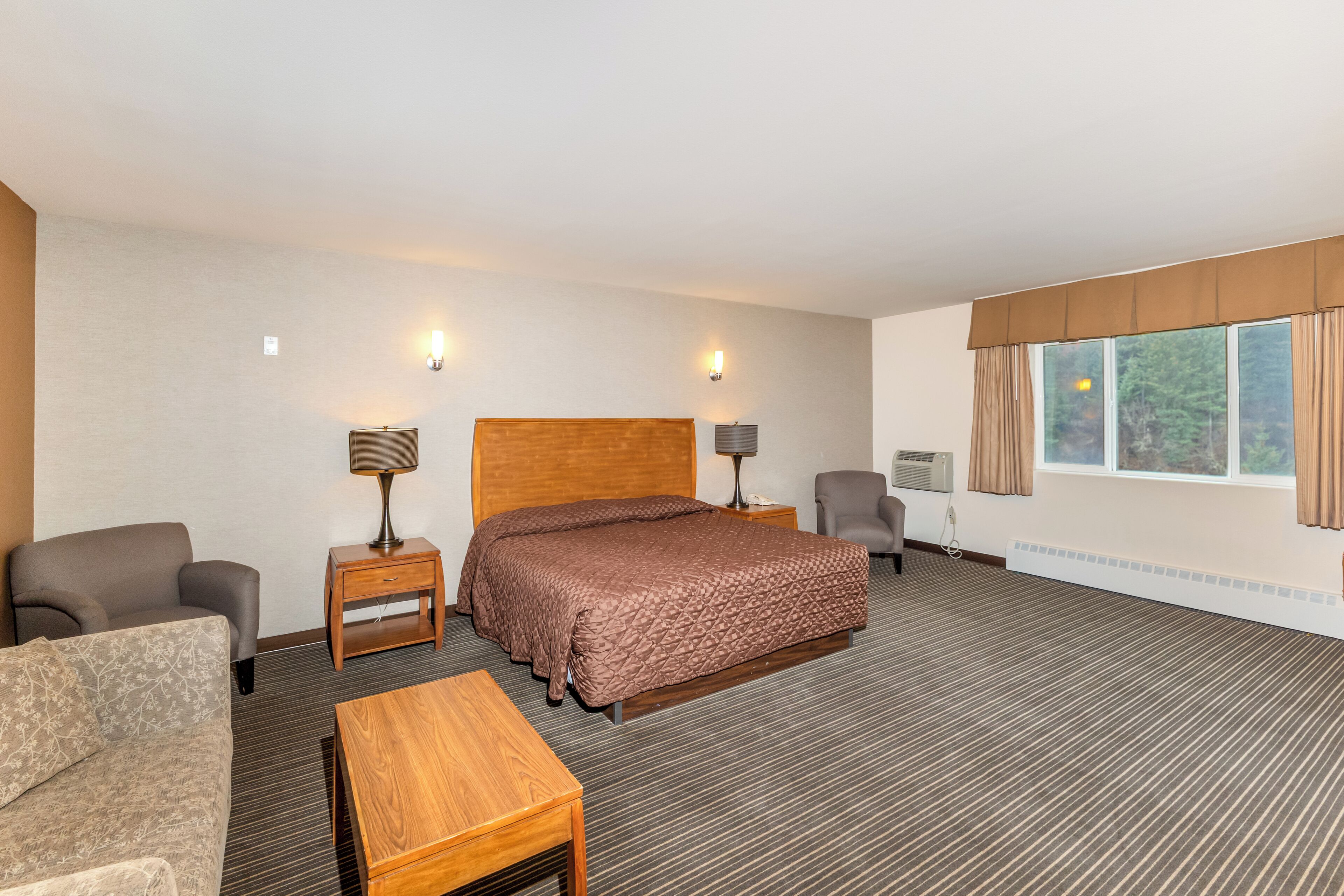 Deluxe Jacuzzi | Desk, laptop workspace, blackout drapes, free WiFi