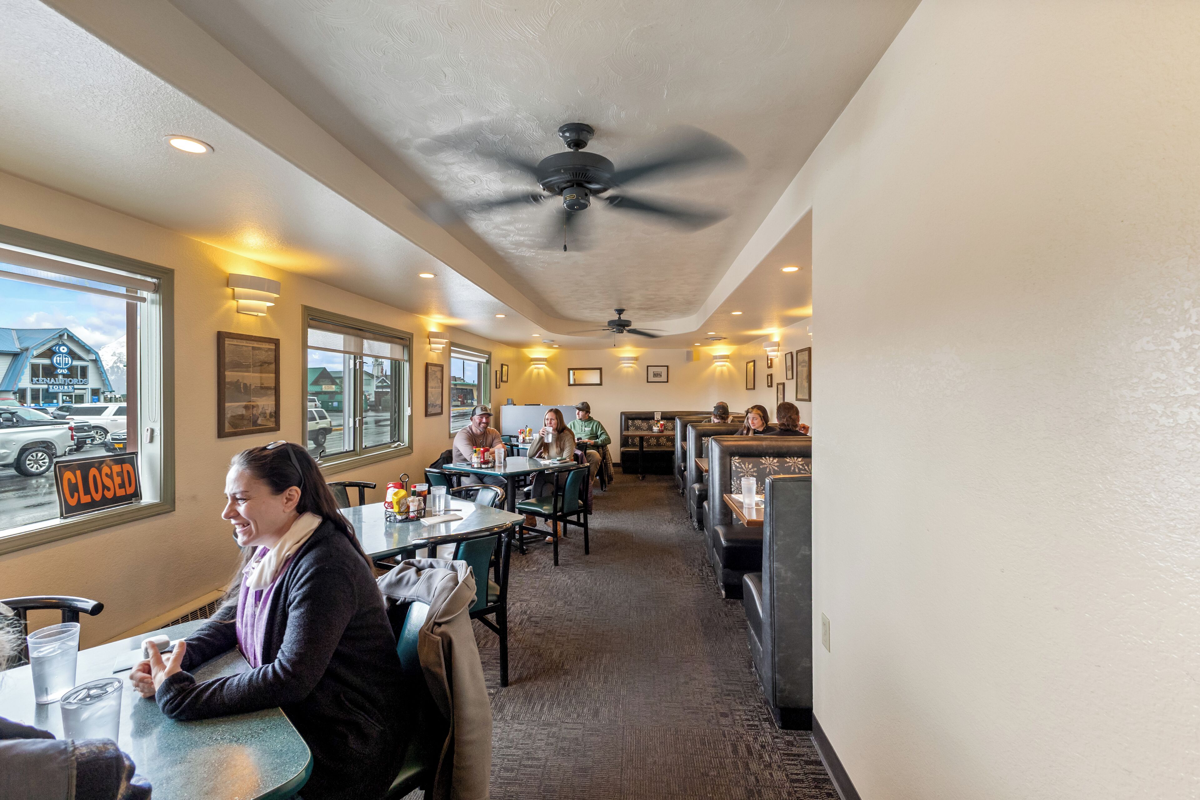 Phục vụ bữa sáng, bữa trưa và bữa tối 