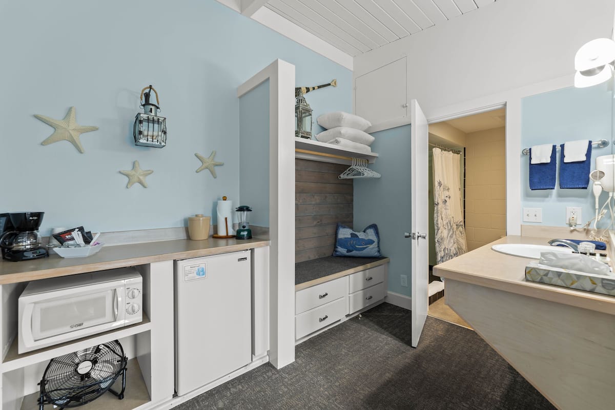 shower, free toiletries, hair dryer, towels