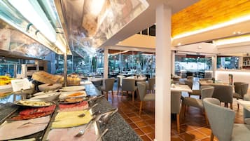 Desayuno buffet todos los dĂas (con cargo)