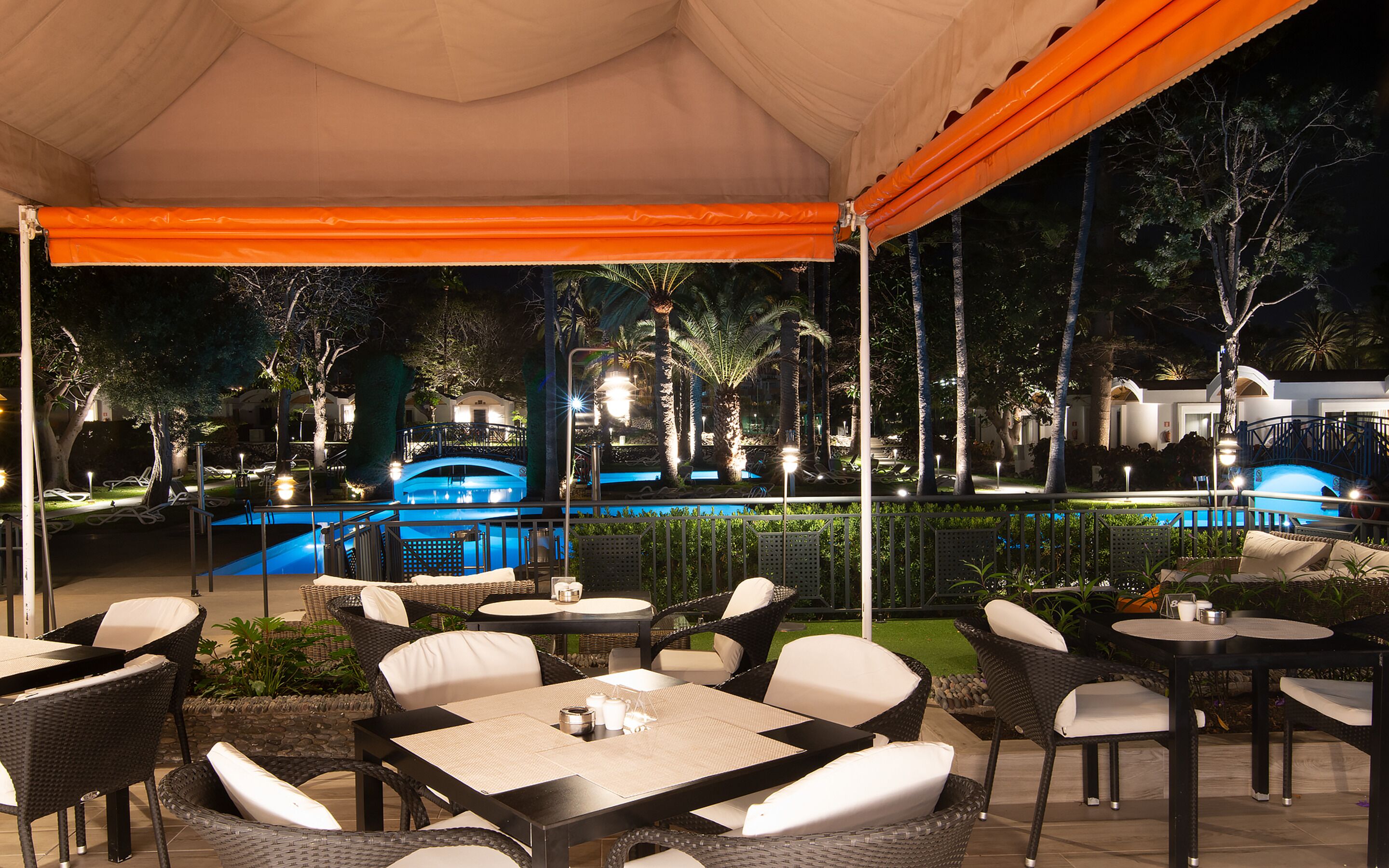 Bar junto a la piscina