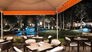 Poolside bar