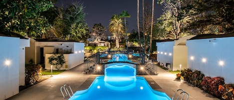 Piscine extérieure, chaises longues, maîtres-nageurs sur place