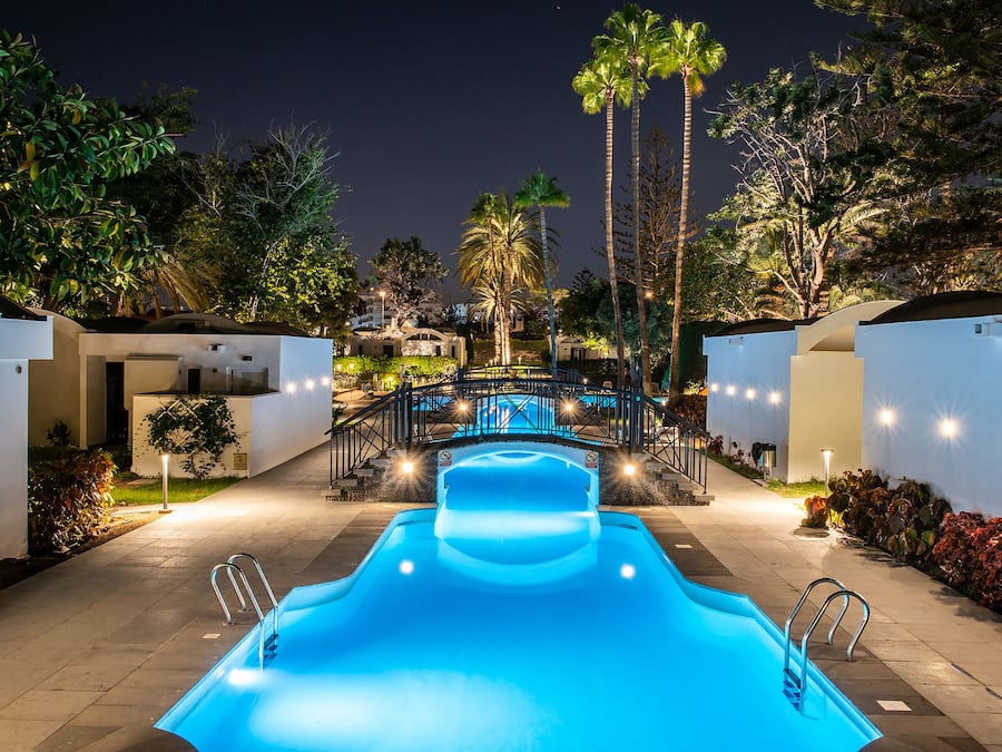 Una piscina al aire libre (de 09:00 a 17:00), tumbonas