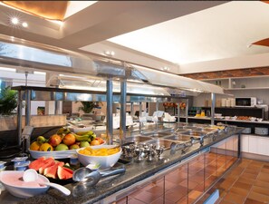 Breakfast, lunch and dinner served - Bungalows Cordial Biarritz (San Bartolomé de Tirajana)
