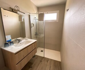 Shower, hair dryer, towels - Bungalows Cordial Biarritz (San Bartolomé de Tirajana)