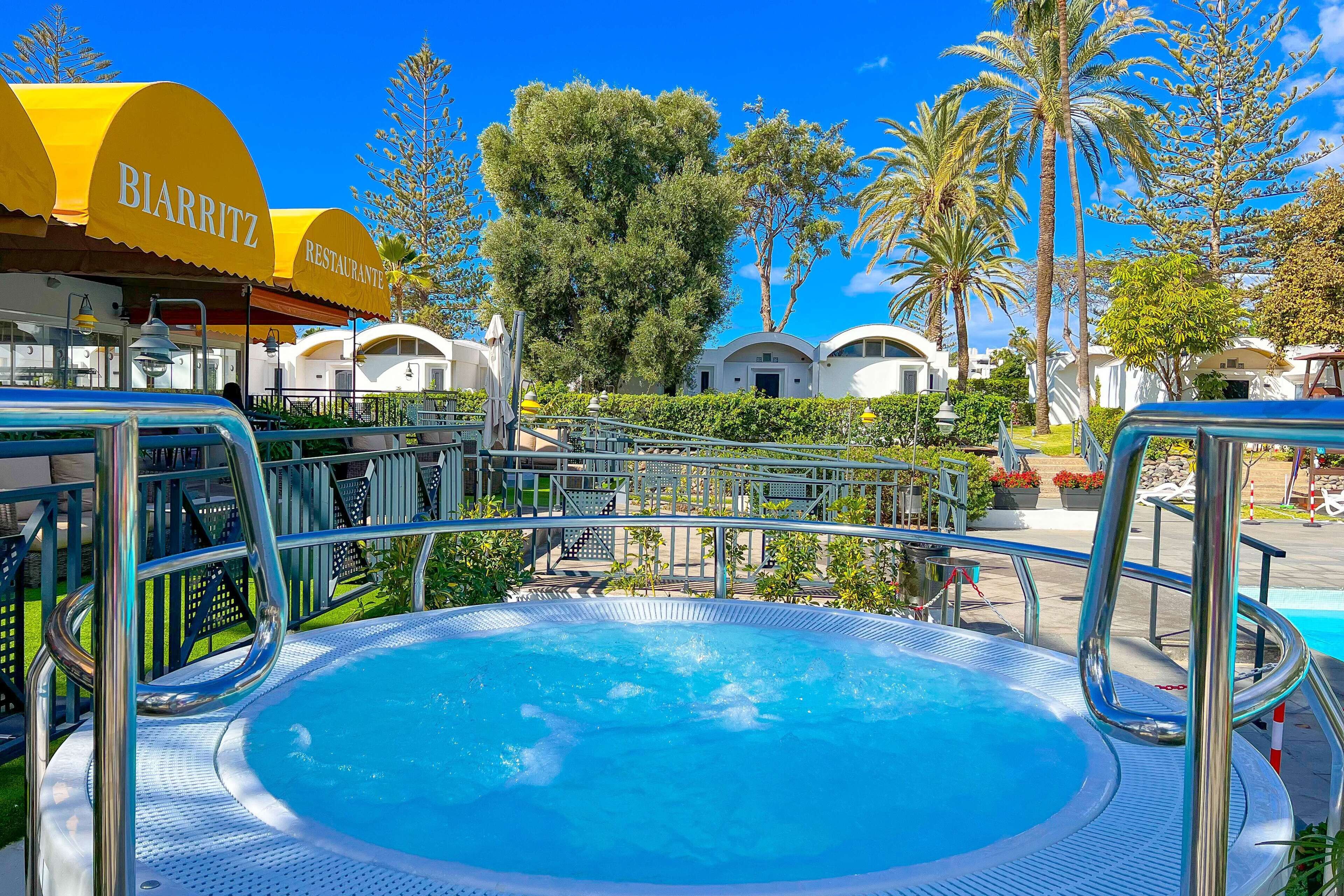 Bồn tắm spa ngoài trời