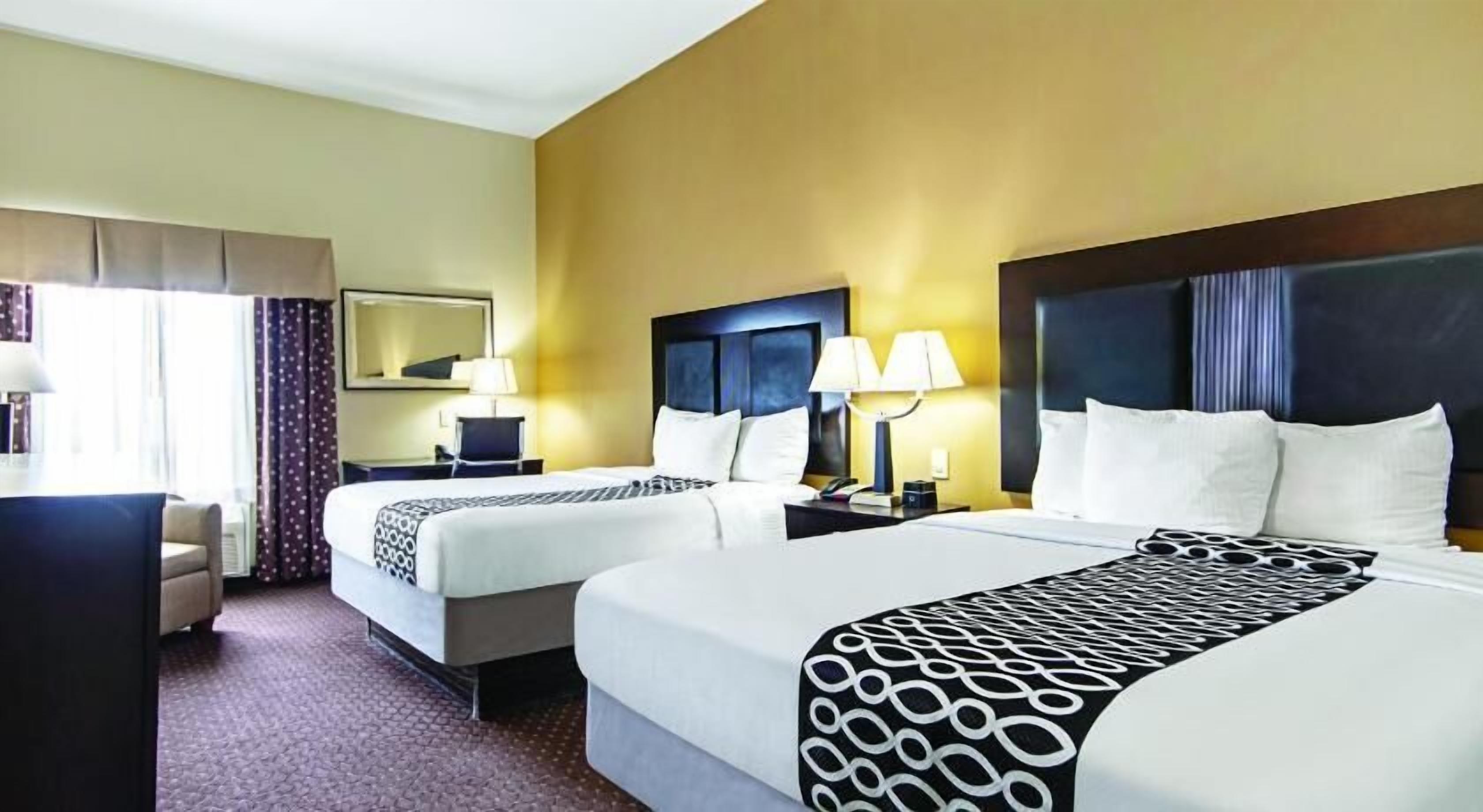 Ropa de cama de alta calidad, camas con pillow-top y escritorio 