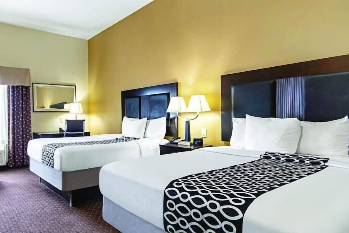 Ropa de cama de alta calidad, camas con pillow-top y escritorio