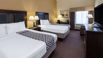 Luxe beddengoed, pillowtop-bedden, een bureau, een laptopwerkplek