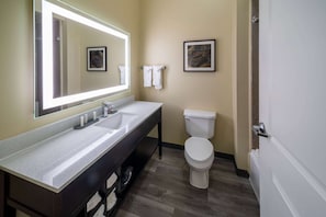 Duschwanne, kostenlose Toilettenartikel, Haartrockner, Handtücher