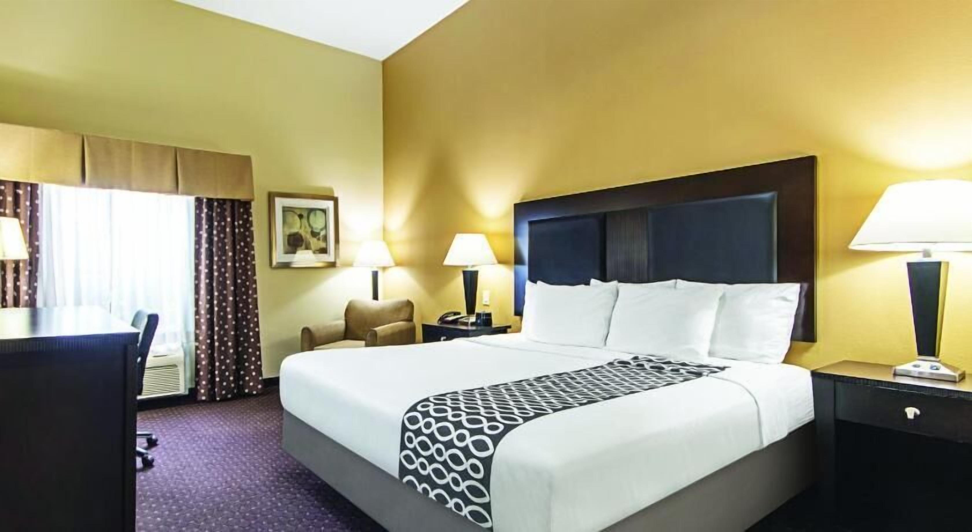 Ropa de cama de alta calidad, camas con pillow-top y escritorio 