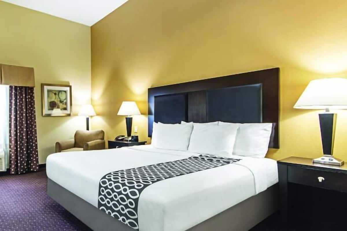 Ropa de cama de alta calidad, camas con pillow-top y escritorio