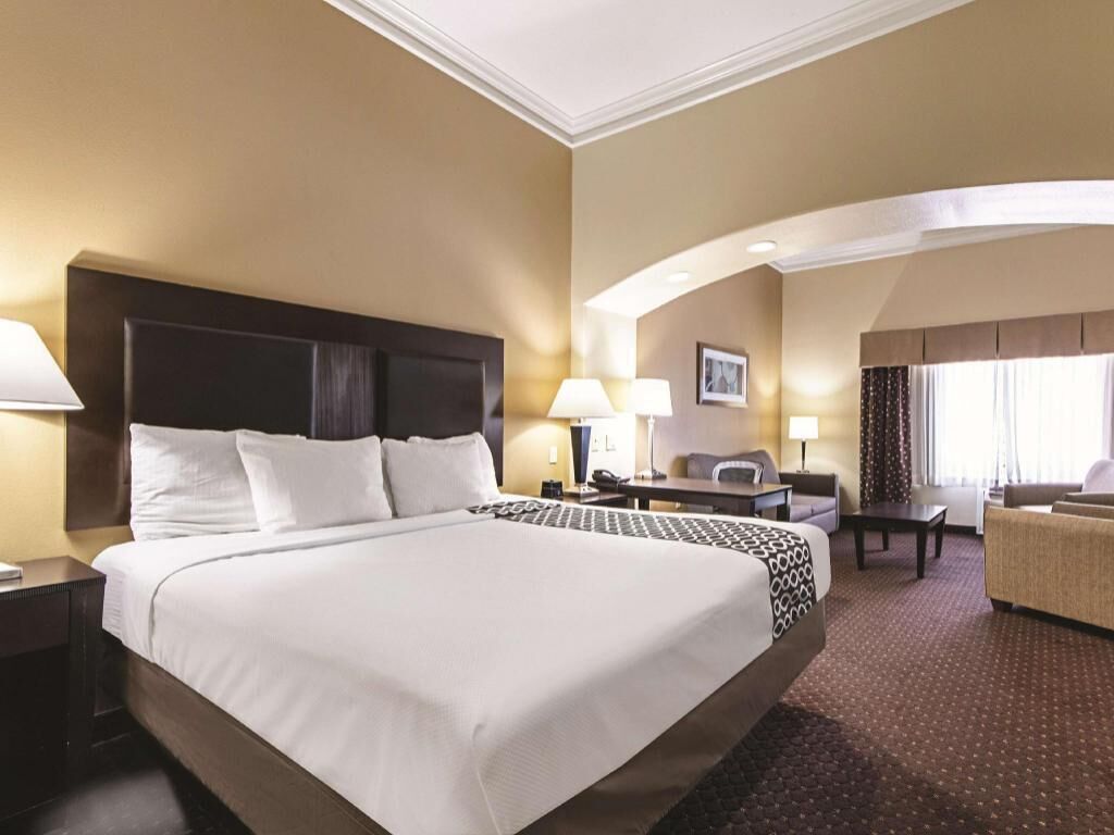 Ropa de cama de alta calidad, camas con pillow-top y escritorio 