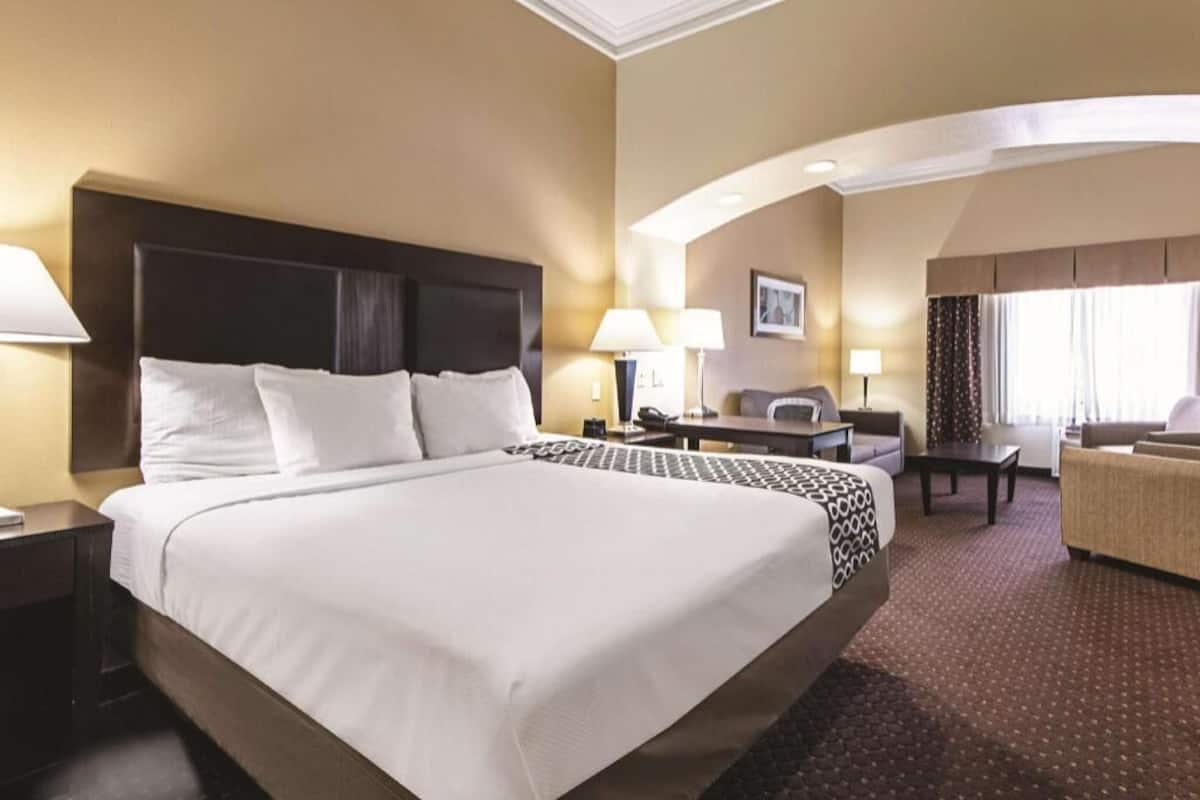 Ropa de cama de alta calidad, camas con pillow-top y escritorio