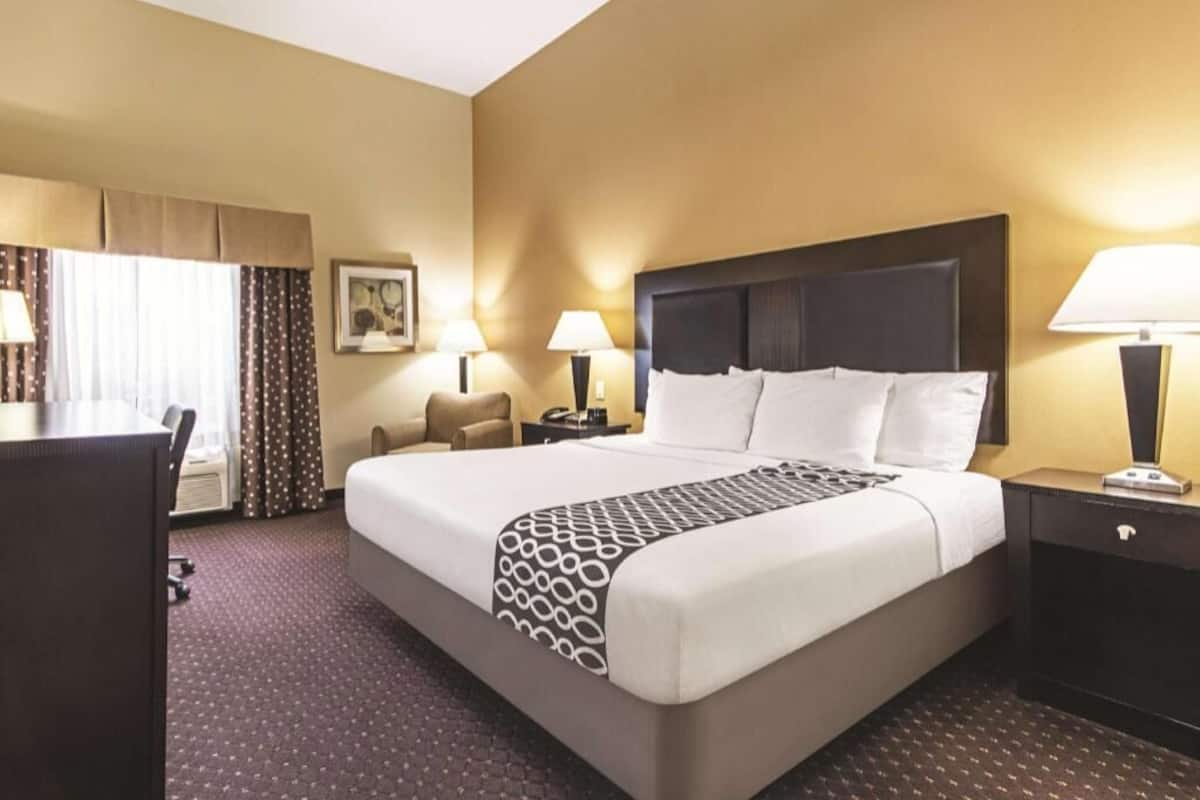 Ropa de cama de alta calidad, camas con pillow-top y escritorio