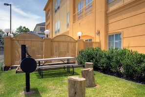 BBQ/picnic area - La Quinta Inn & Suites by Wyndham Houston New Caney (New Caney)