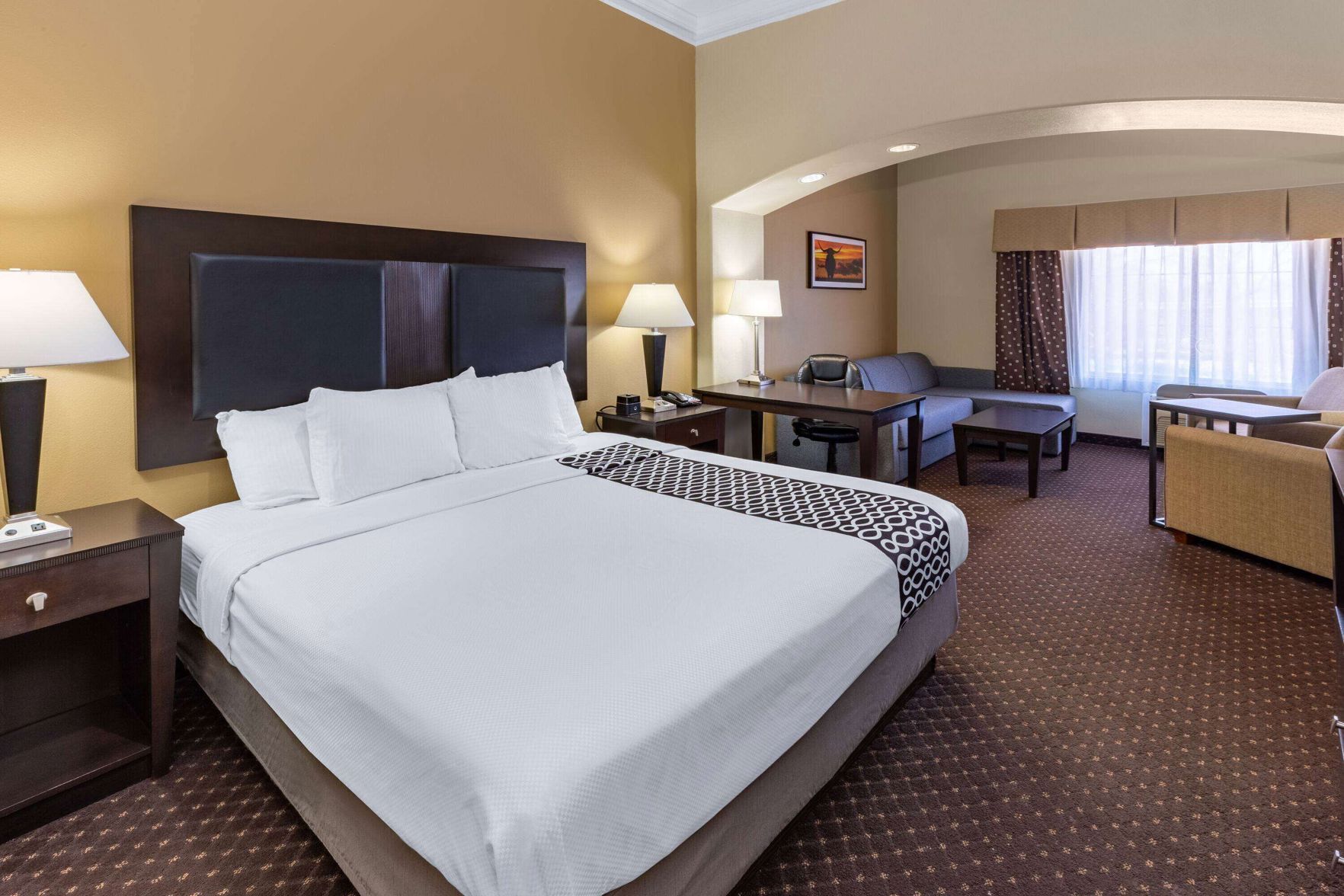 Ropa de cama de alta calidad, camas con pillow-top y escritorio 