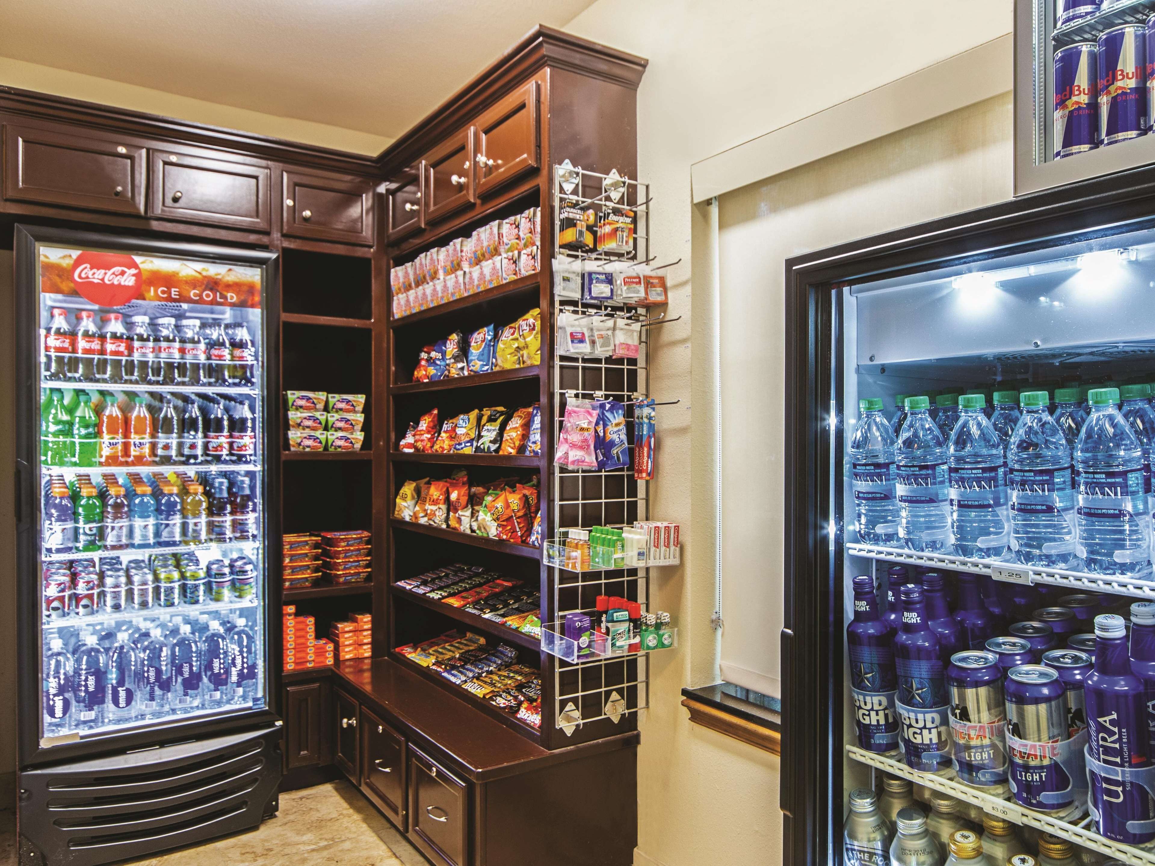 Et automatområde med Coca-Cola, Pepsi og andre drikkevarer, snacks samt toiletartikler.
