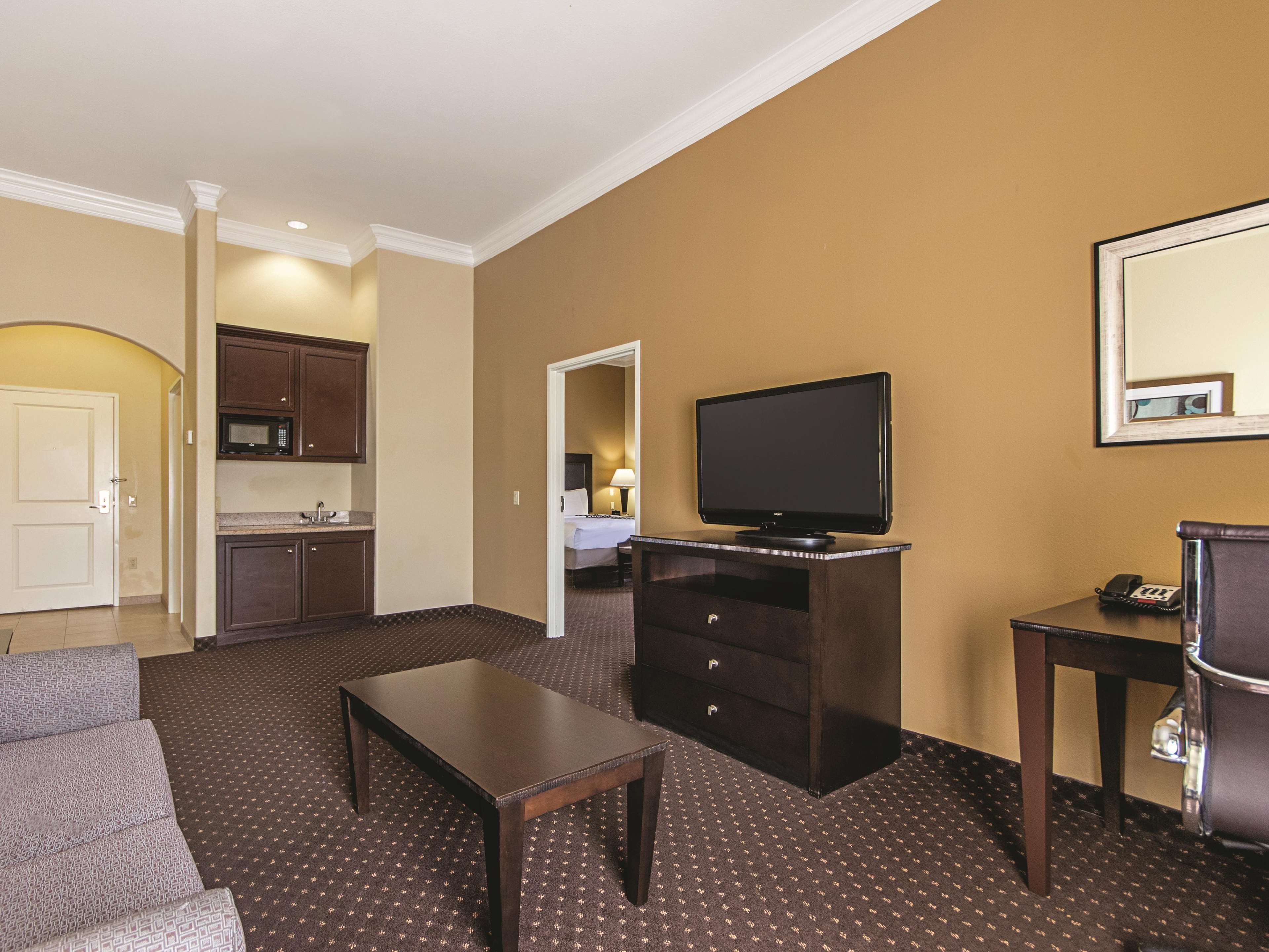 deluxe suite, 1 king bed, non smoking | premium bedding, pillow-top beds, desk, laptop workspace