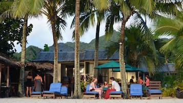 Accommodatie ligt op het strand, wit zand, ligstoelen, strandlakens