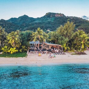 Se sirven cenas y cocina local e internacional, con vista a la playa 