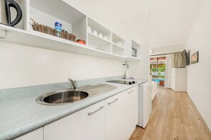 Refrigerador, microondas, placa de cocina, tetera/pava eléctrica