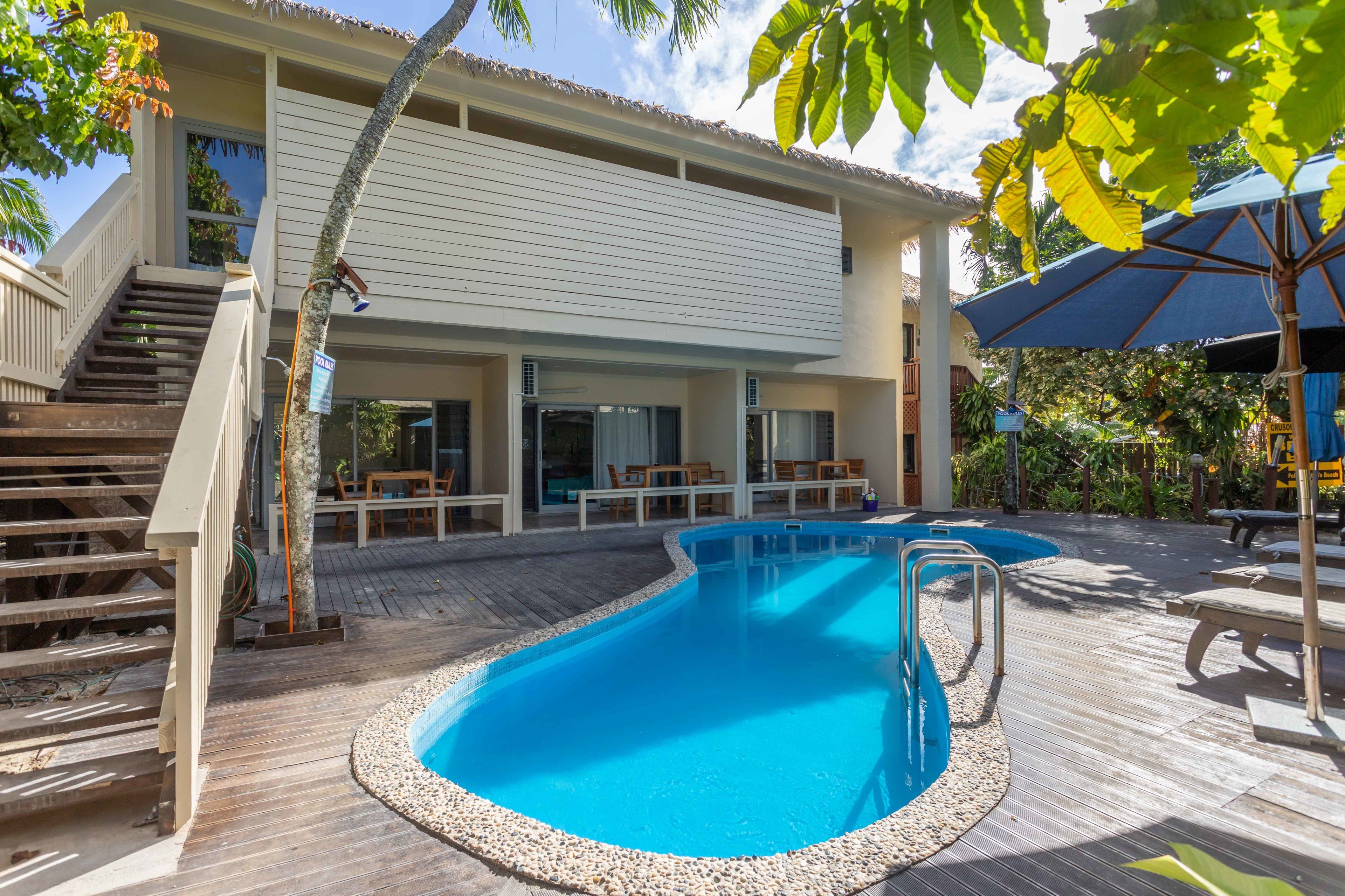 室外游泳池，池畔遮阳伞，日光浴躺椅