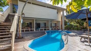 Outdoor pool, pool umbrellas, sun loungers