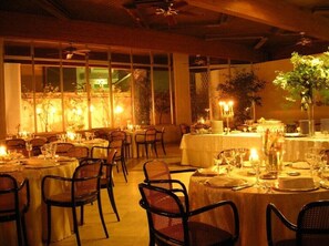 Breakfast, lunch and dinner served