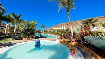 3 piscines a l'aire lliure, para-sols i gandules