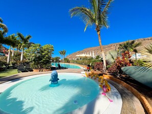 3 piscinas al aire libre, sombrillas, tumbonas