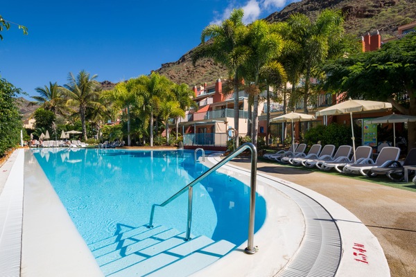 3 outdoor pools, pool umbrellas, sun loungers