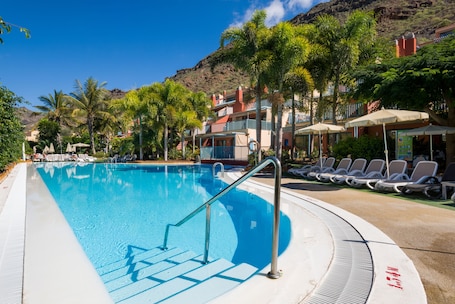 3 室外游泳池,池畔遮阳伞,日光浴躺椅