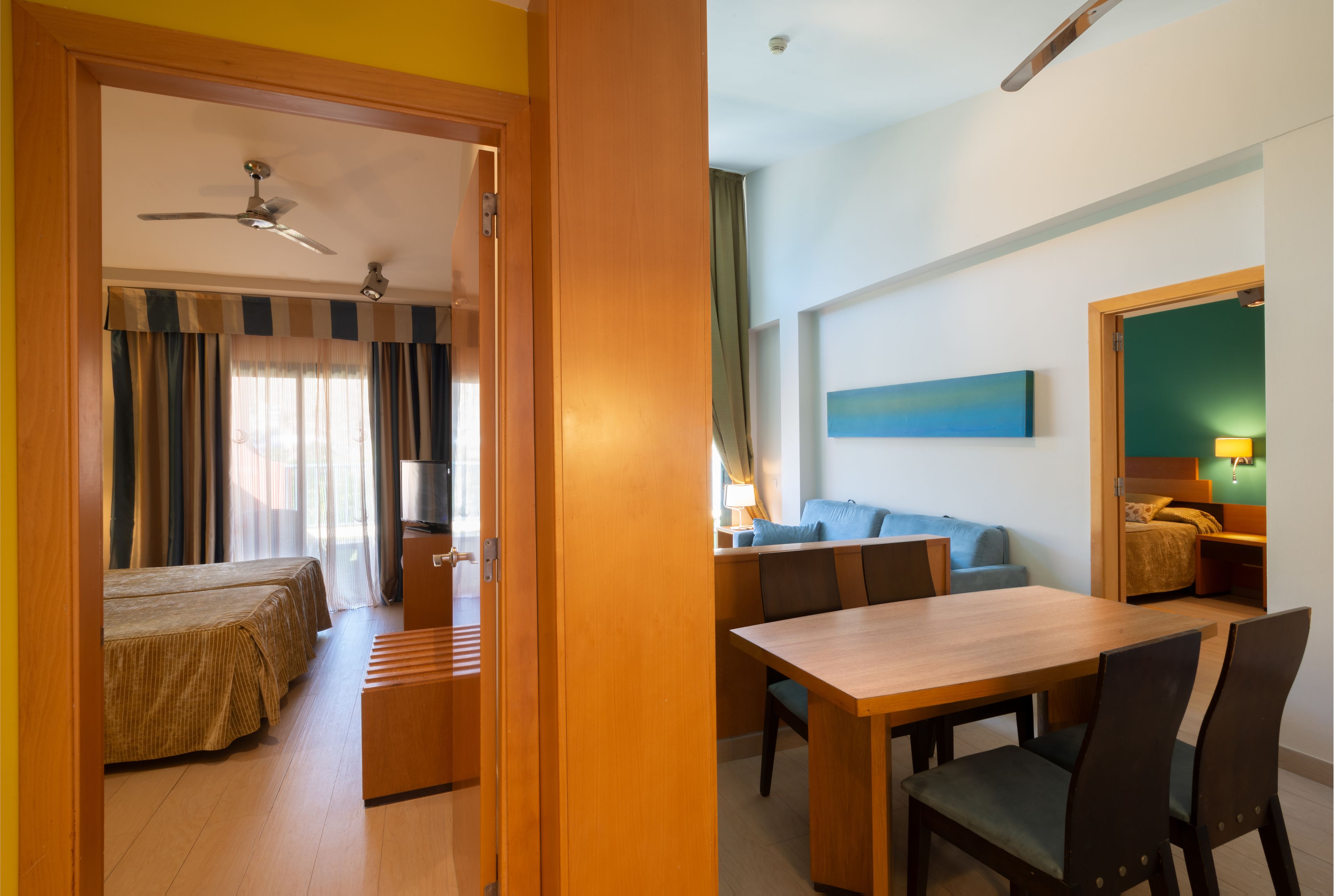 Een bureau, verduisterende gordijnen, een strijkplank/strijkijzer