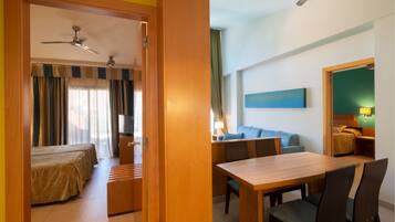 Escriptori, cortines opaques i planxa i posts de planxar