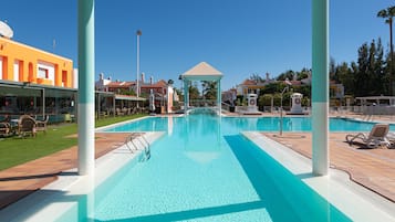 2 piscines extérieures, chaises longues