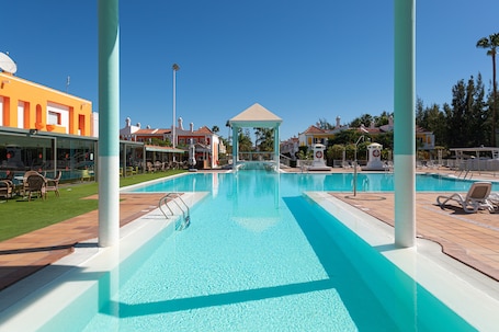 2 piscinas al aire libre, sillones reclinables de piscina