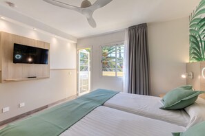Desk, blackout drapes, iron/ironing board, free cribs/infant beds - Bungalows Cordial Green Golf (San Bartolomé de Tirajana)