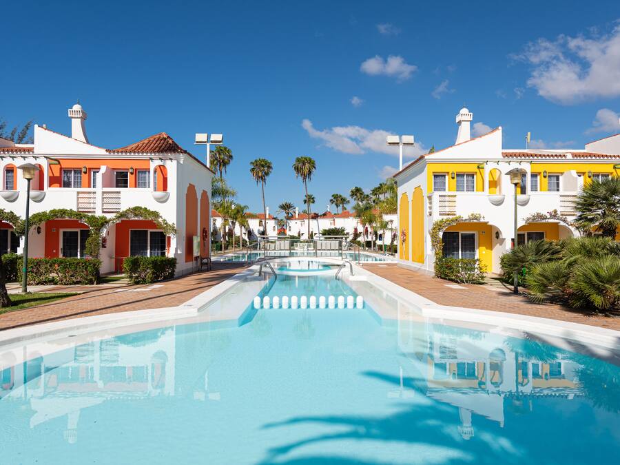 2 utendørsbassenger, solsenger og badevakt