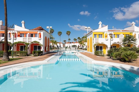 2 outdoor pools, pool loungers, lifeguards on site. Bungalows Cordial Green Golf