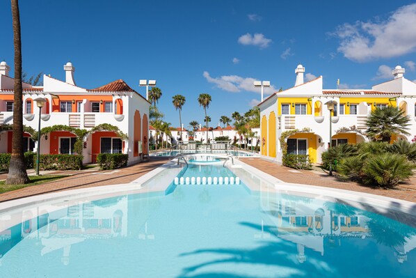 2 ulkouima-allasta, aurinkotuoleja, hengenpelastajia paikan päällä