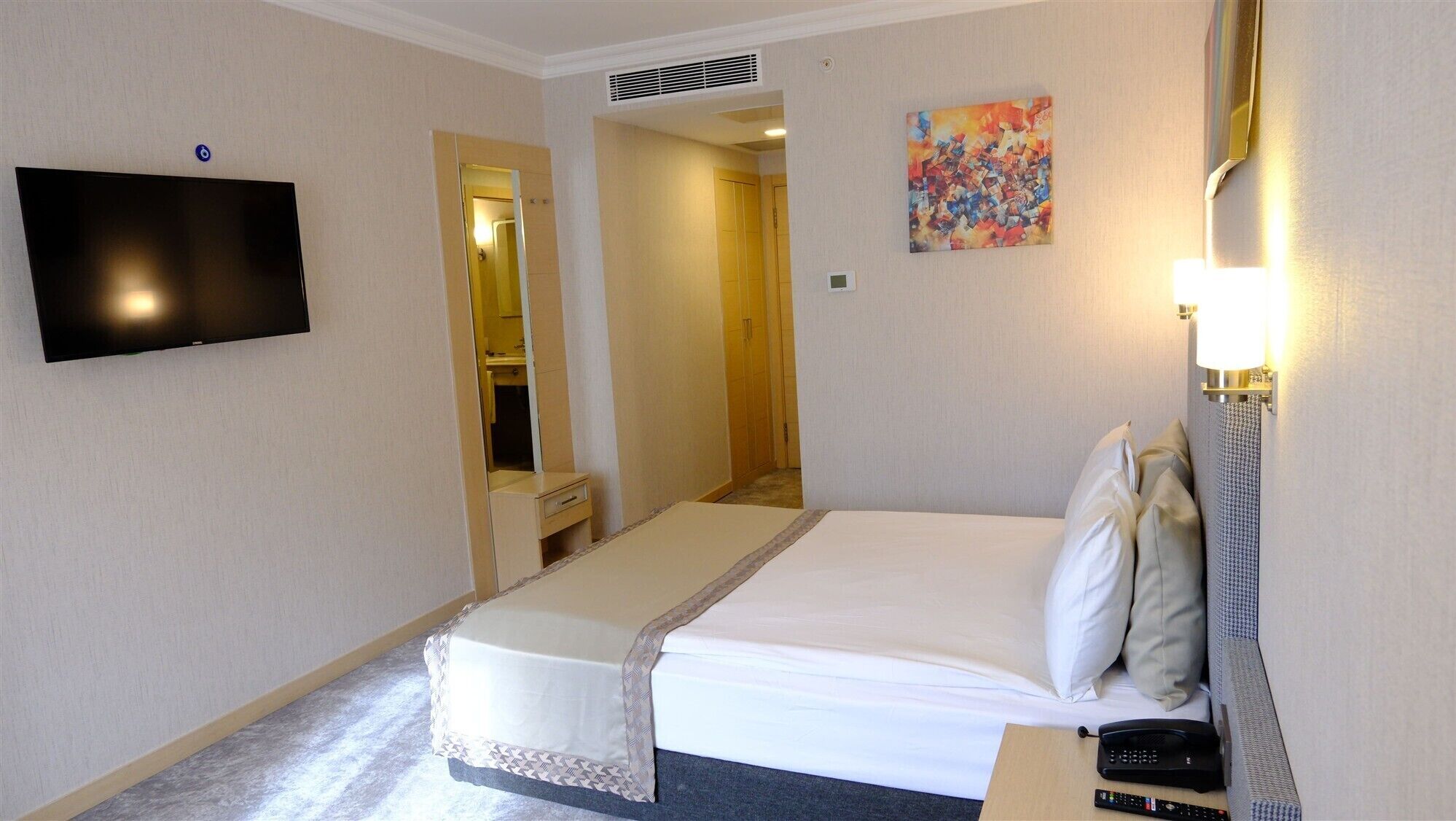 Sengetøy av topp kvalitet, minibar, safe på rommet og skrivebord