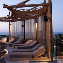 Una piscina al aire libre de temporada, sombrillas