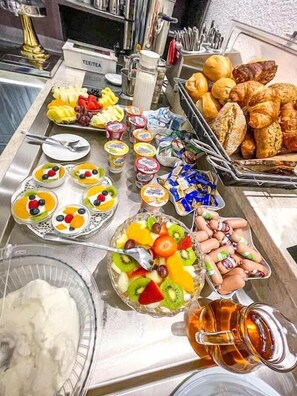 Päivittäinen buffetaamiainen (5 EUR per henkilö)