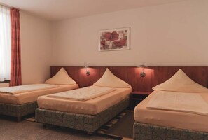 Desk, iron/ironing board, free WiFi, bed sheets - Parkhotel Friedrichstraße (Giessen)